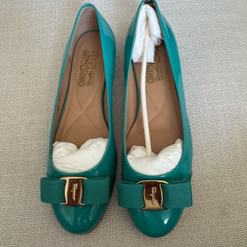 Salvatore Ferragamo
Vara Bow Accent Patent Leather Ballet Flats